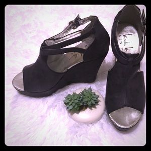 NWOT Nicole Miller Wedge!